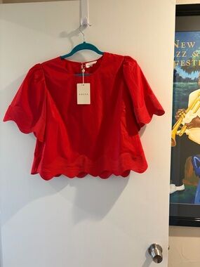 entro Red Scalloped Hem Puff Sleeve Top